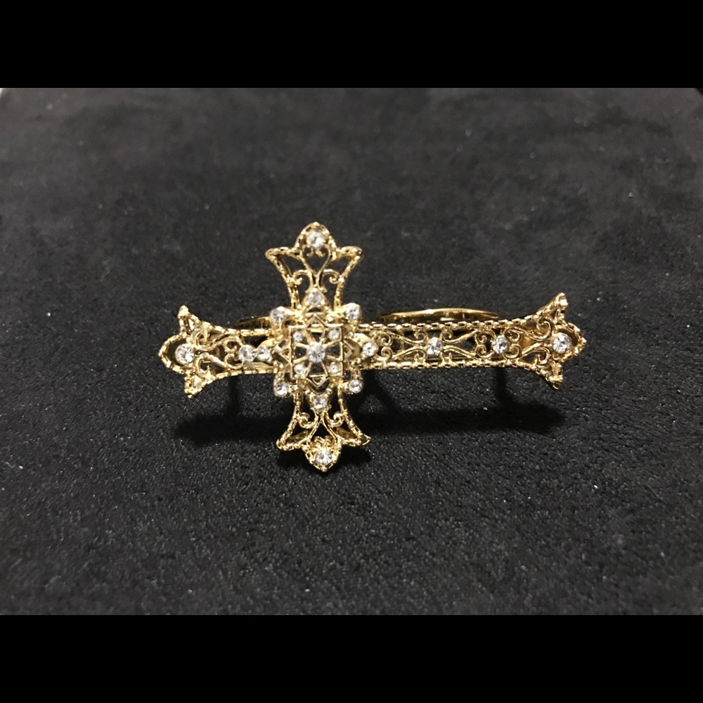 Cross knuckle ring